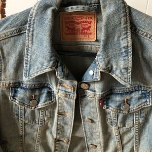 Levi’s Fitted Light Denim Jacket
